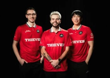 Pictured: 100 Thieves elite showing off a new jersey design. Credit: 100 Thieves