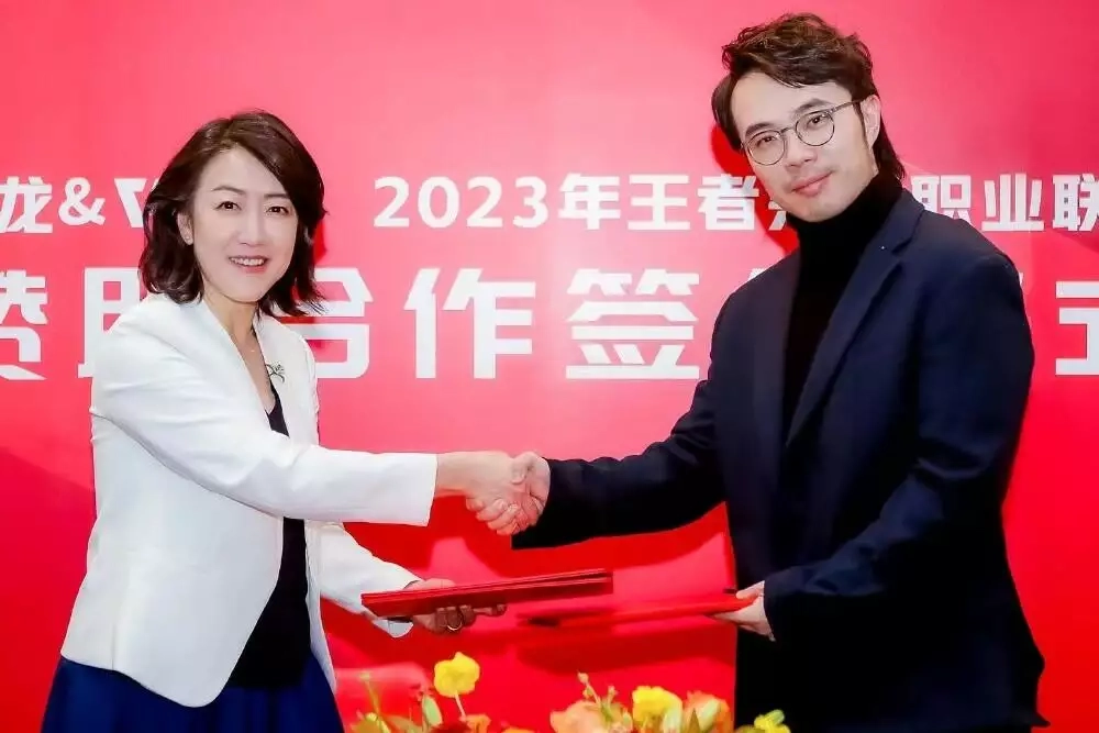 Picturd: Snapdragon Global VP Mingjuan Hou (left) and VSPO Senior VP Yang You shake hands at recent signing ceremony. Credit: VSPO