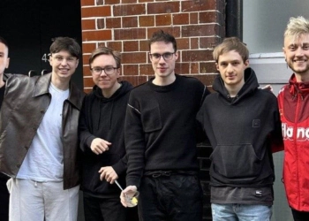 Los Ratones League of Legends roster poses for a photo